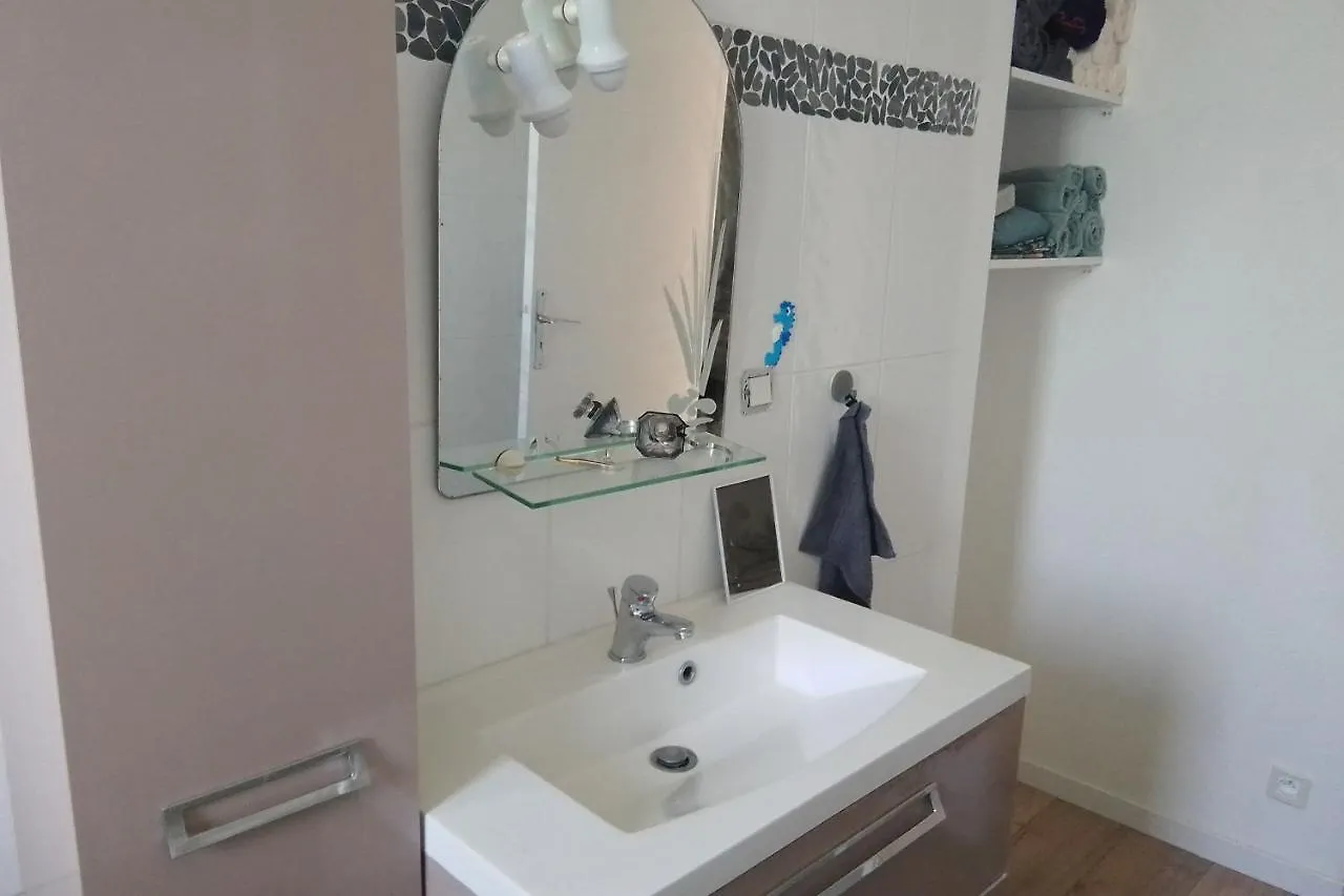 Spacious And Cosy 80 M House Located In Sene 0*,